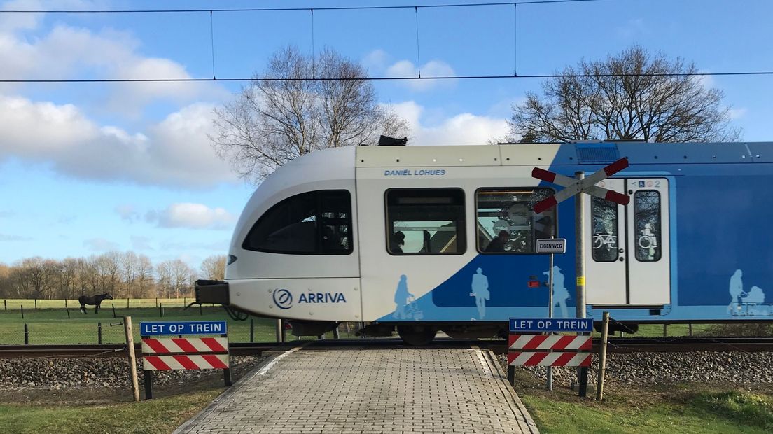 De SP doet onderzoek op de Arriva-lijn tussen Emmen en Zwolle (Rechten: Serge Vinkenvleugel/RTV Drenthe)