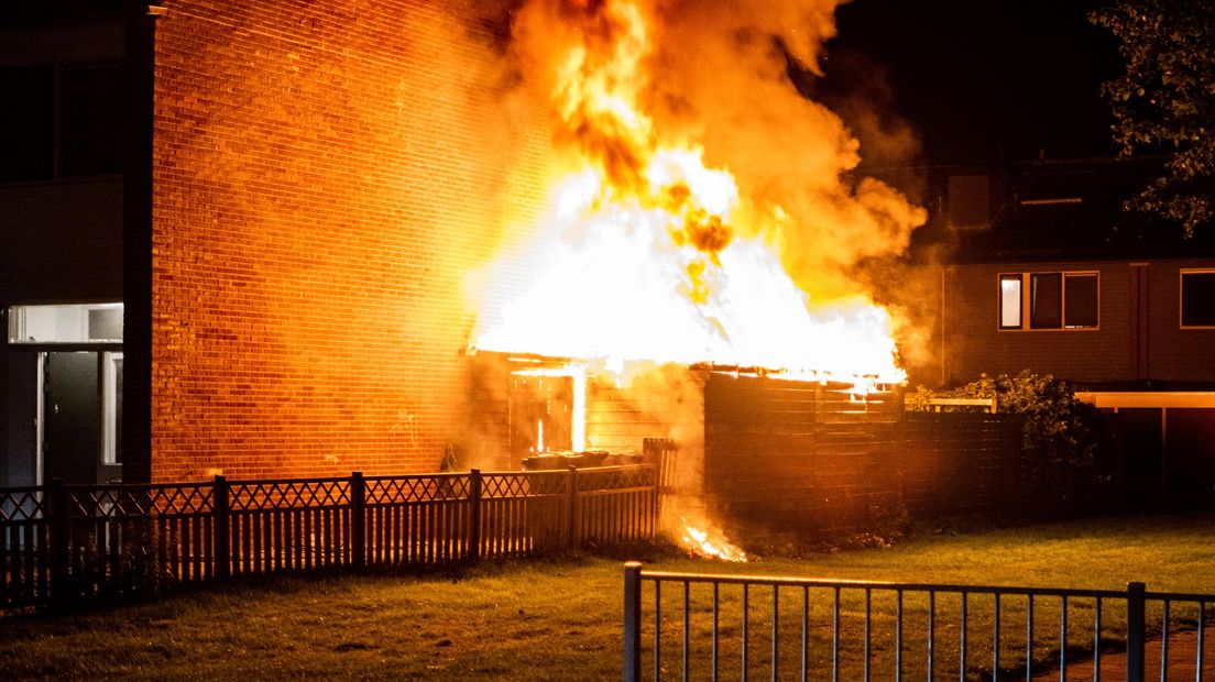 De brandende schuur naast de woning aan de Dreeslaan in Hoogezand