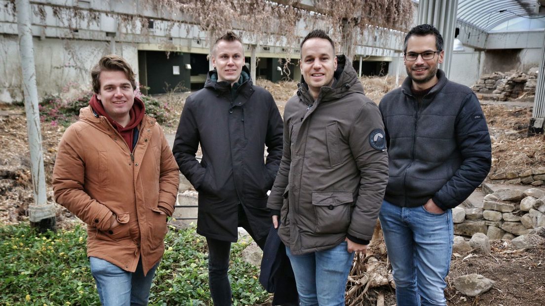 Dierentuinliefhebbers Steven, Wilco, Paul en Mark uit Rotterdam nemen een kijkje in de oude vlindertuin