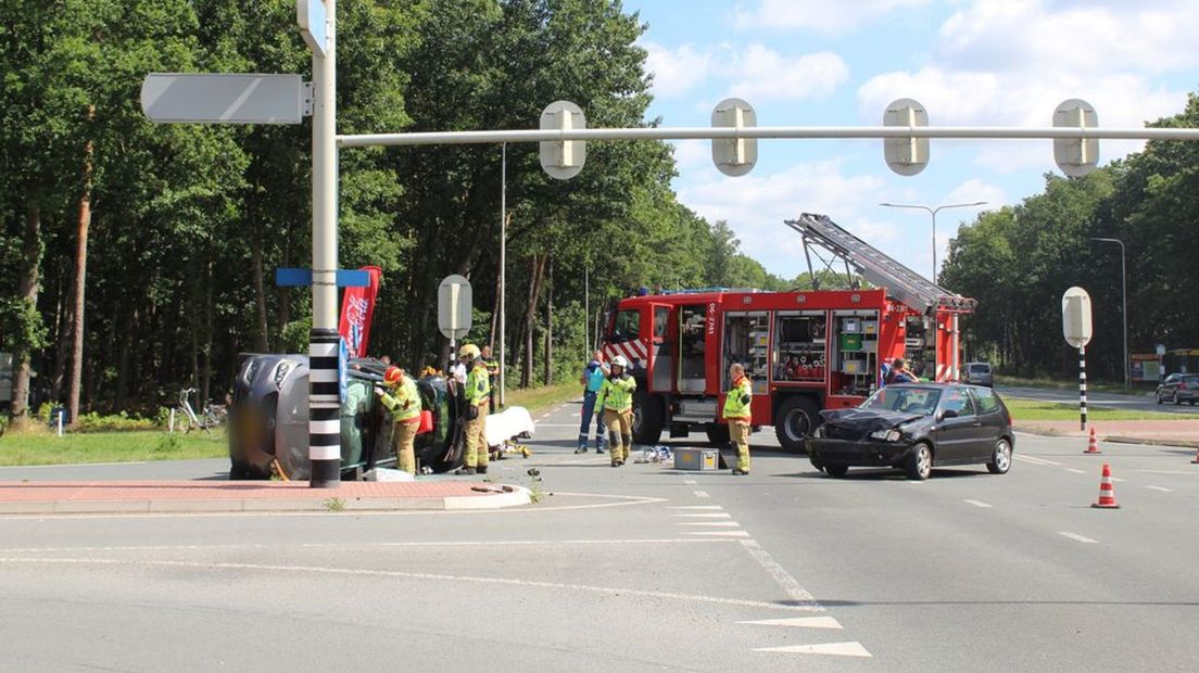 Bij een aanrijding in Apeldoorn zijn maandagochtend drie gewonden gevallen.