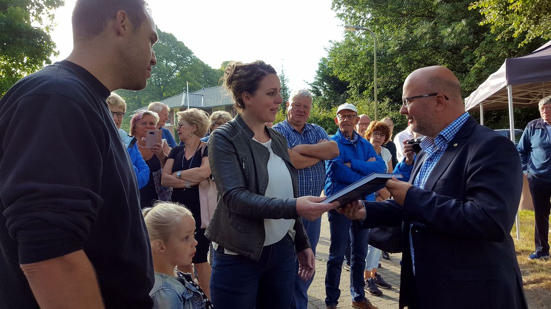 Corine en Tom Tiele krijgt een cadeau van wethouder Jeroen Huizing (Rechten: RTV Drenthe/Steven Stegen)