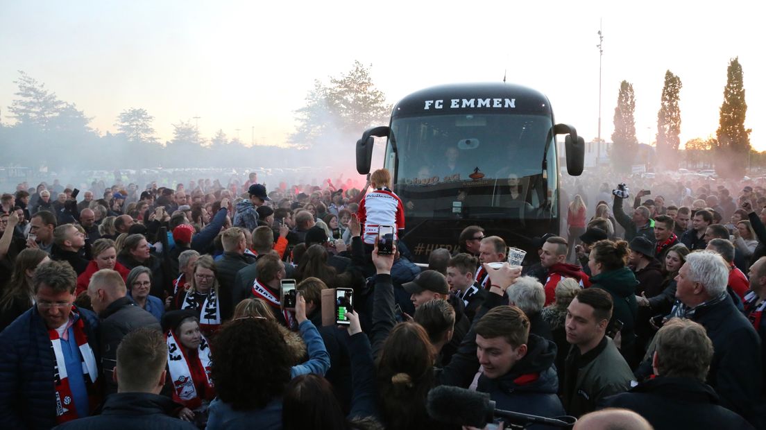 De bus van FC Emmen komt aan bij het stadion (Rechten: Gerrit Rijkens)