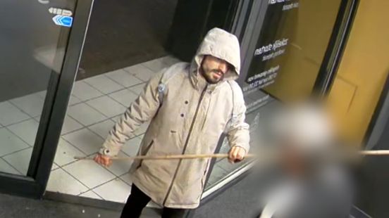 Man met bamboestok mishandelt pinner bij Geldmaat Nieuws
