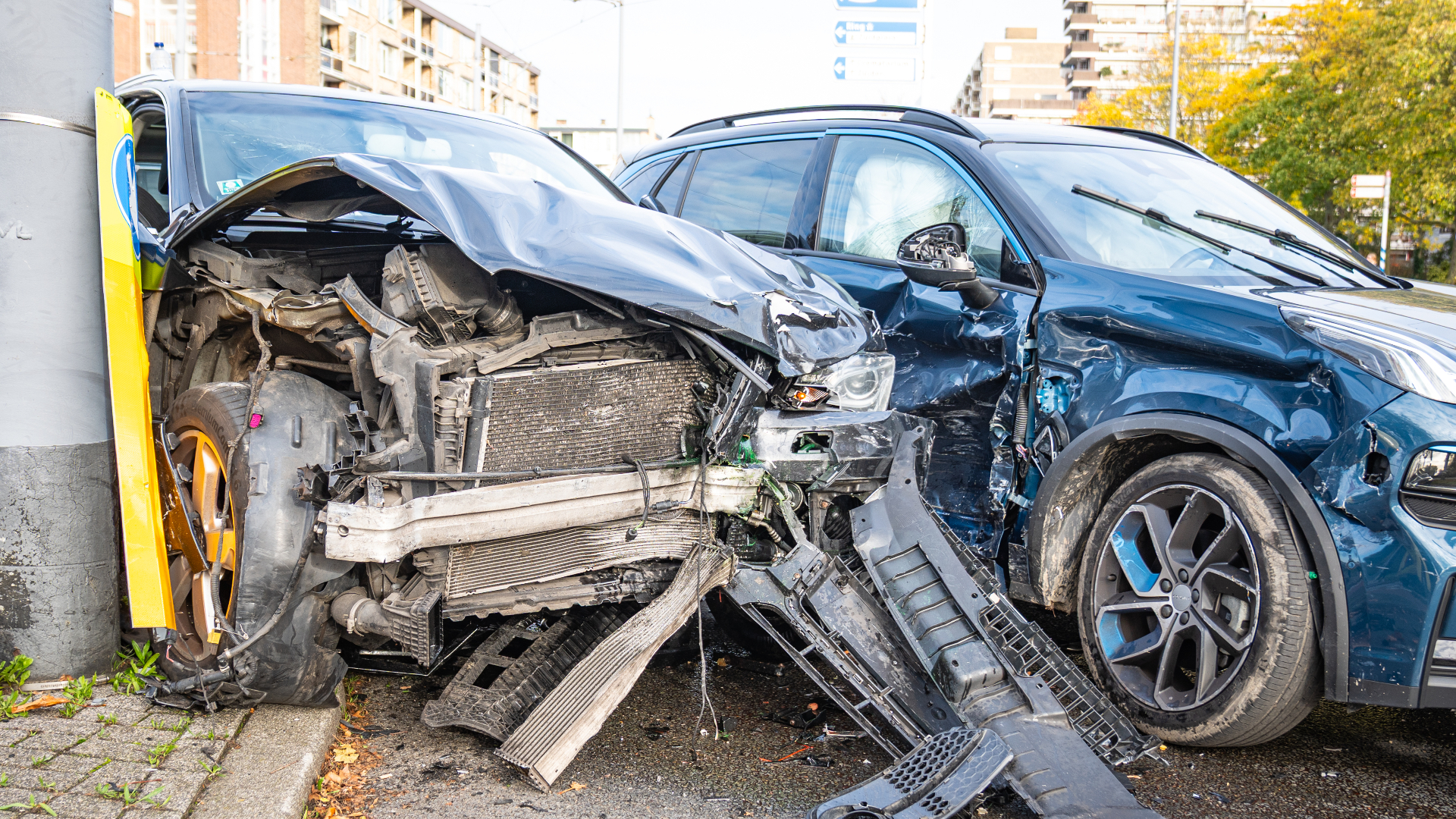 Ravage na aanrijding op druk kruispunt.