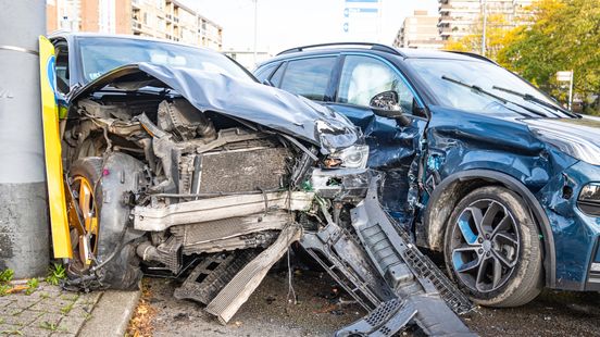 Ravage na aanrijding op druk kruispunt. Ravage na aanrijding op druk kruispunt.