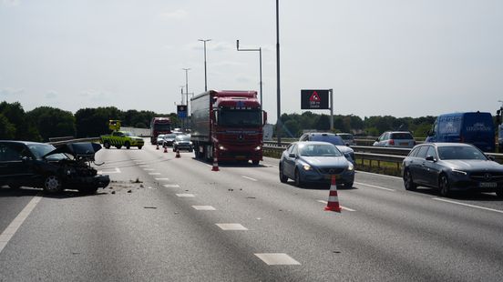 Auto op de zijkant na zware aanrijding in Buurse, brandweer bevrijdt inzittenden. Auto op de zijkant na zware aanrijding in Buurse, brandweer bevrijdt inzittenden.