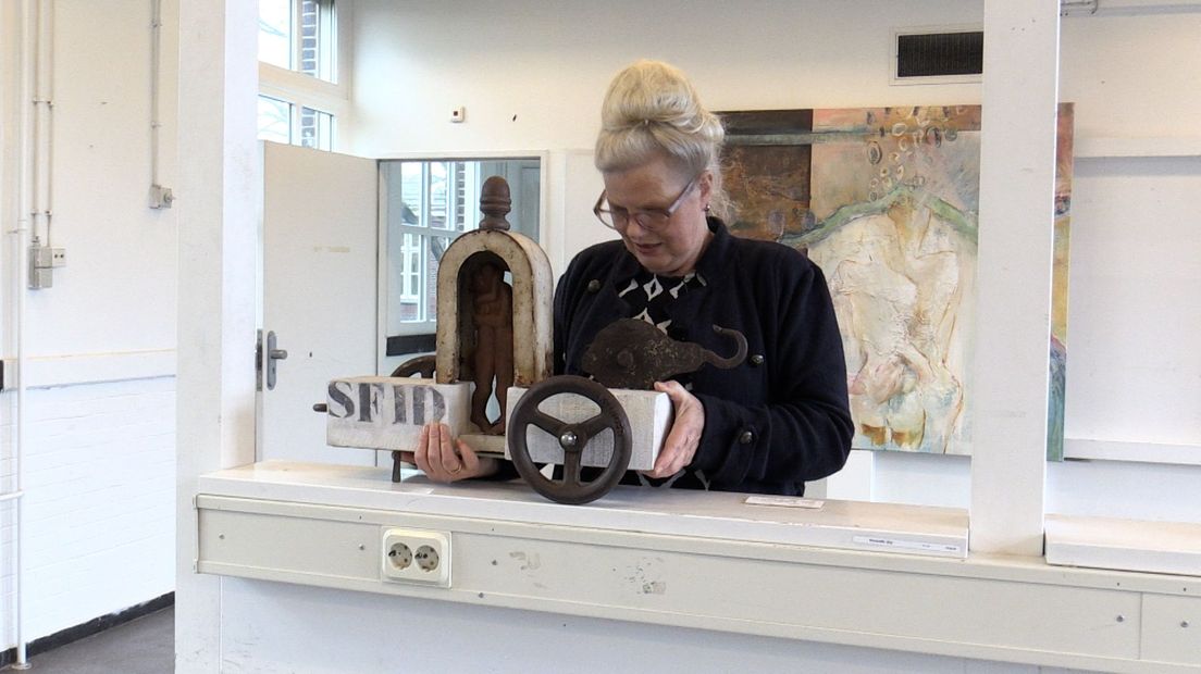 Toos richt een van de zalen in met haar kunst