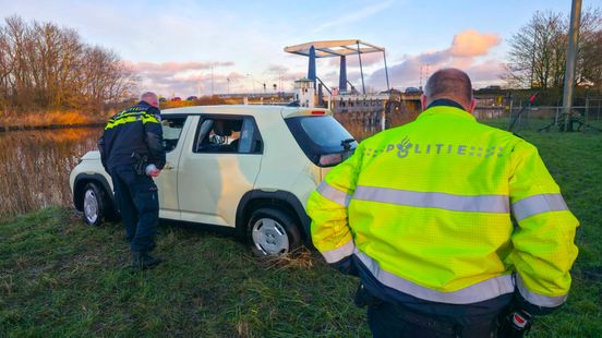 Auto gaat kopje onder na ongeluk op verbindingsweg. Auto gaat kopje onder na ongeluk op verbindingsweg.