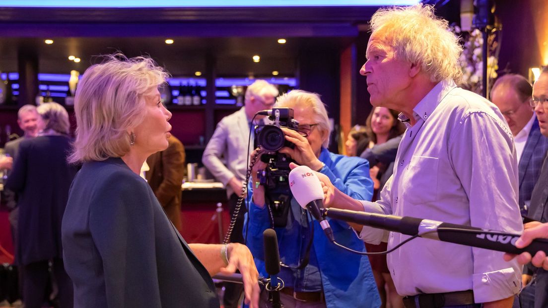 Maya Meijer-Bergmans met Kees Koudstaal na een raadsvergadering in september vorig jaar. In het midden documentairemaker Frans Bromet.