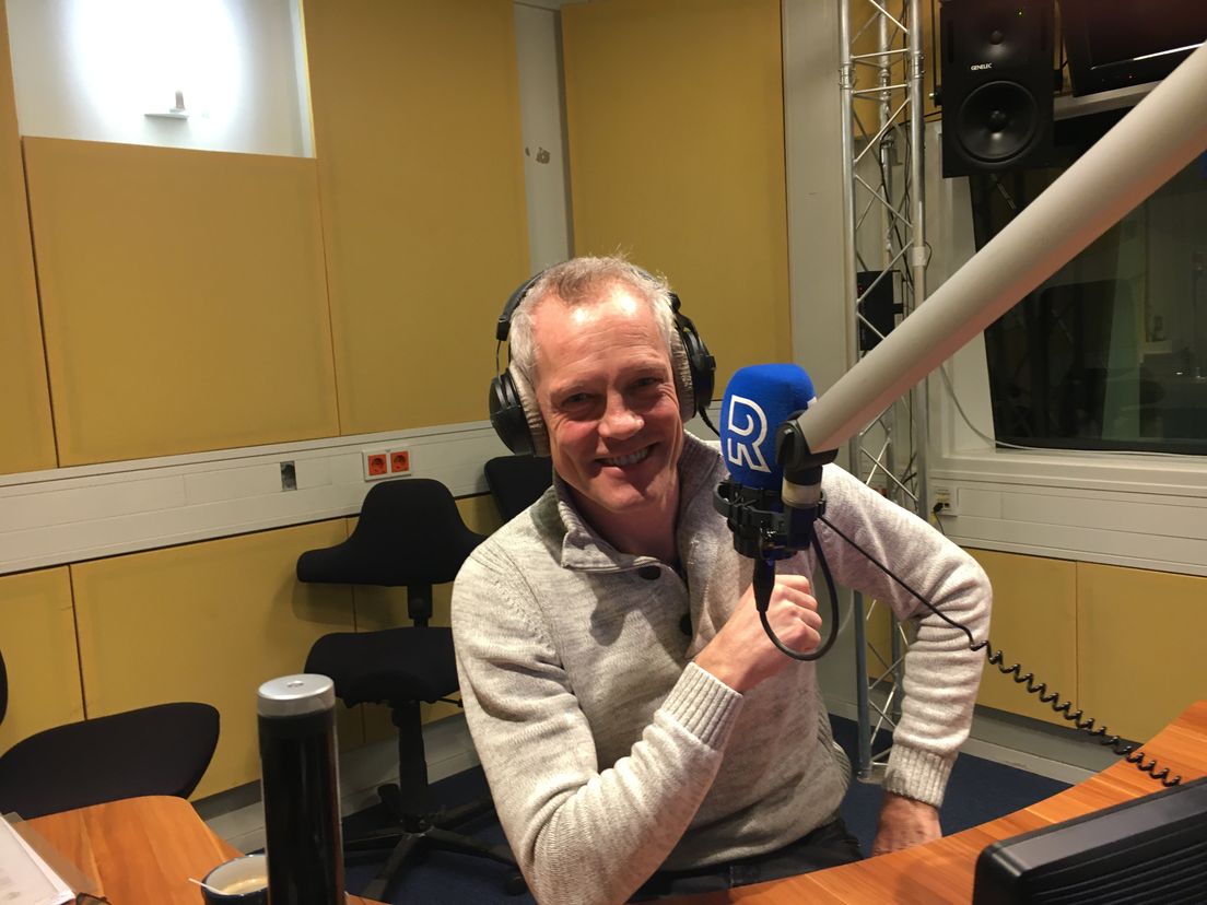 Bero Beyer in de studio van Radio Rijnmond