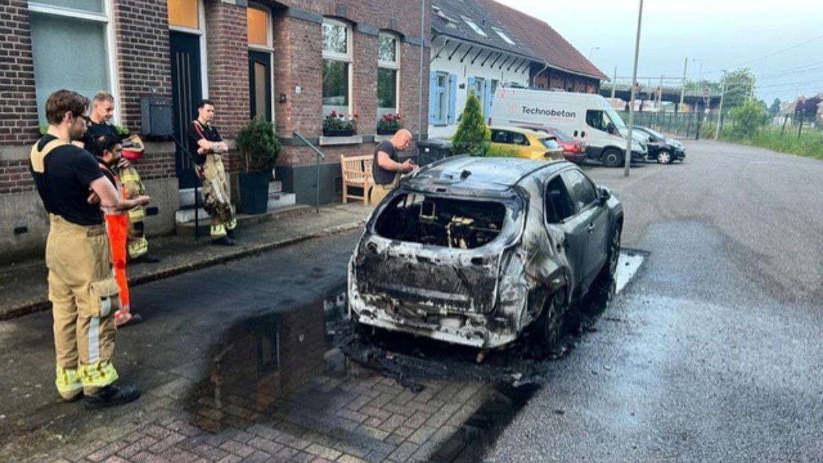 Twee auto's gaan in vlammen op in Roermond