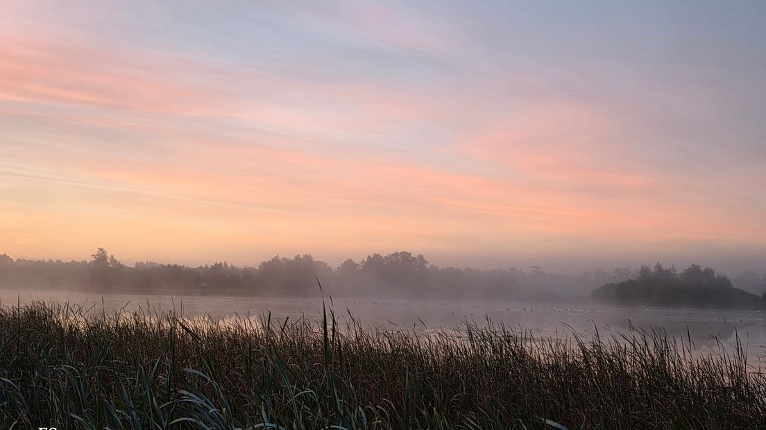 Nevel boven het warme water