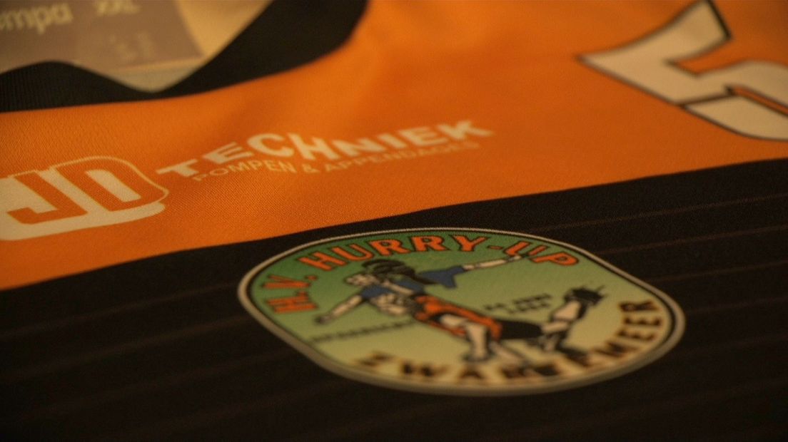 Het oranje-zwarte shirt van Hurry-Up (Rechten: RTV Drenthe/Stijn Steenhuis)
