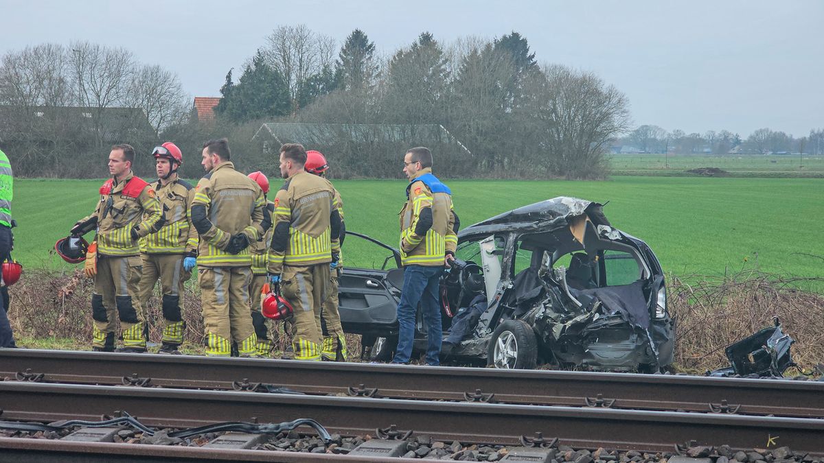 Aanrijding tussen auto en trein bij Loozen: voorlopig minder treinverkeer