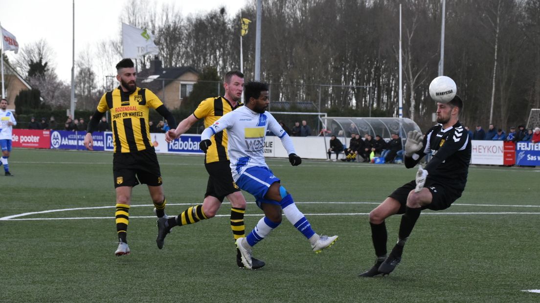 Jonathan Constansia stuit op de doelman van DVS'33