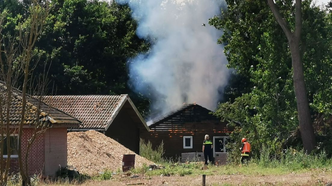 De rook komt uit het leegstaande gebouw