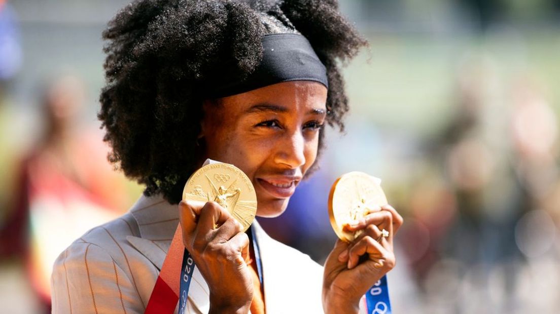 Hassan toont twee van haar gewonnen medailles in Tokio.