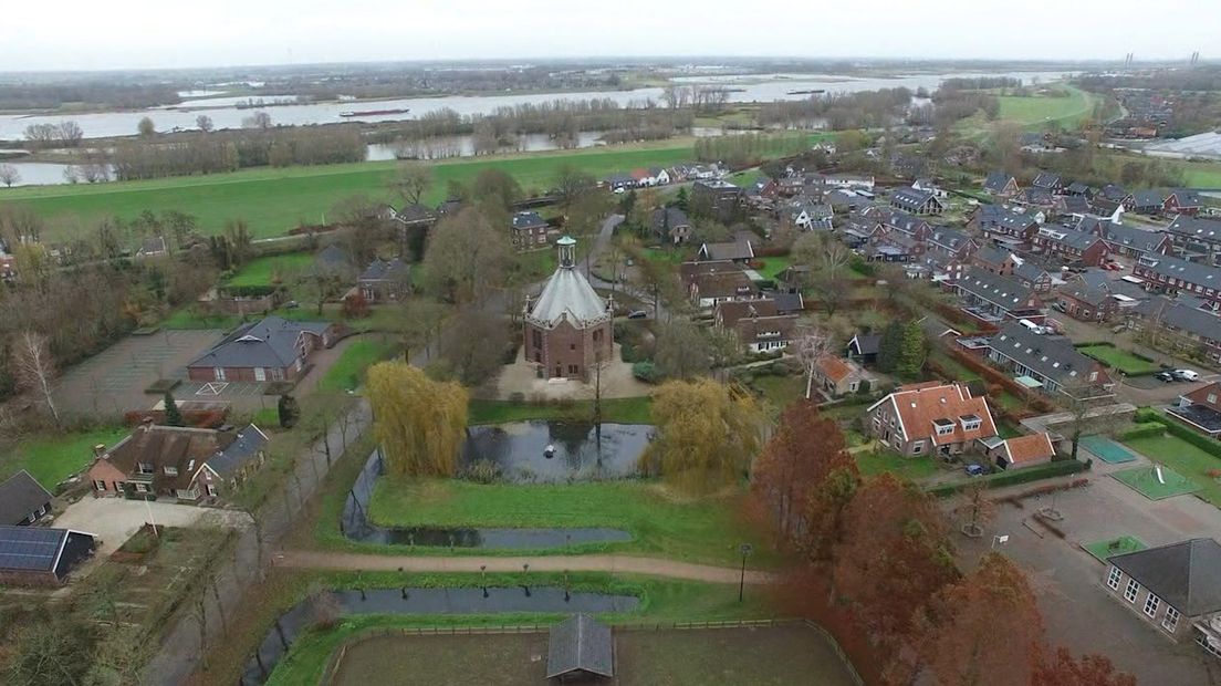 De feestelijke opening van een fietspad, de markt op koningsdag en een man die koren nog ouderwets maait. In de Gamerse dorpsfilm staat het tijdsbeeld van het veranderende dorp centraal. De film gaat vandaag in première in de plaatselijke ontmoetingsplek.