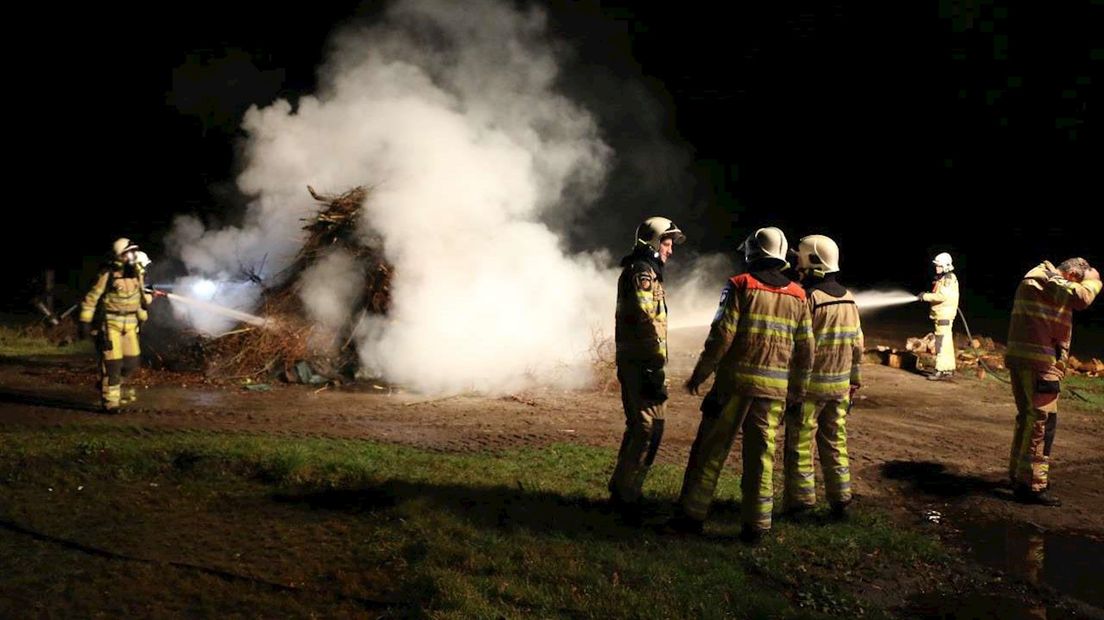 Afvalbult geblust op boerenerf in Giethmen