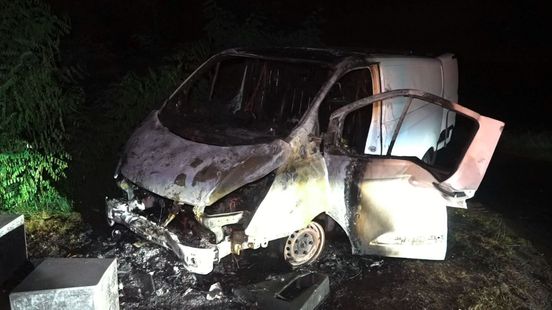 Busje brandt uit • harde botsing in Putten. Busje brandt uit • harde botsing in Putten.