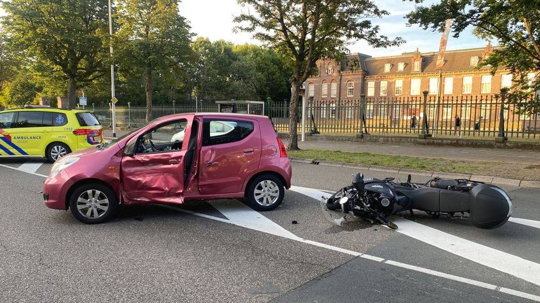 Een motorrijder is in Nijmegen in botsing gekomen met een auto