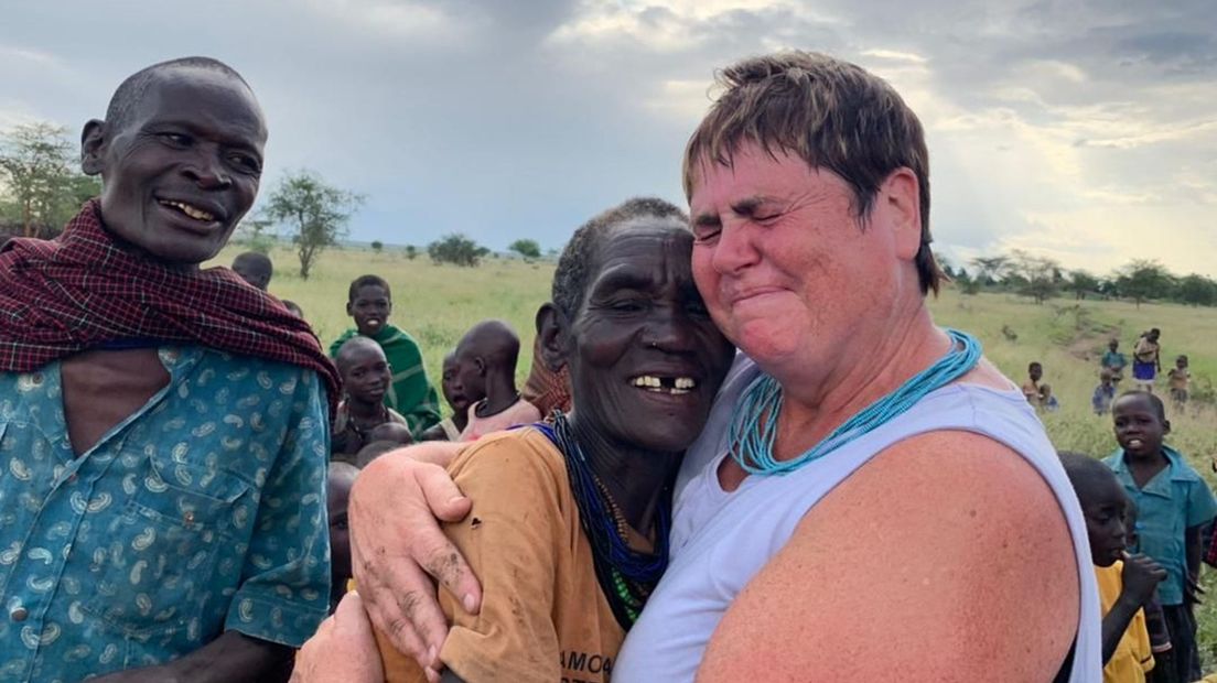 Gea krijgt een halsketting van een dorpsoudste in Oeganda