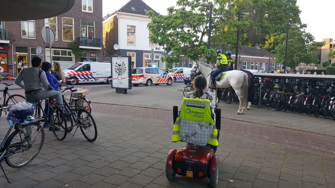 Een fietser op de Steenstraat in Arnhem wist woensdag niet wat hem overkwam. Een agent kwam met getrokken wapen op hem af. Daarna werd hij met veel machtsvertoon gearresteerd. De man had niets gedaan, maar de politie dacht dat hij betrokken was bij de gijzeling in Klarendal.