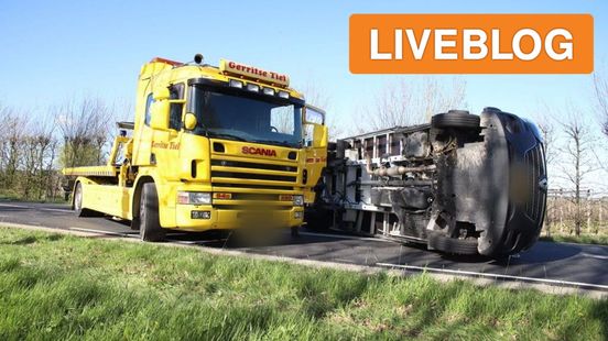 Vrachtwagen op de kant • gewonde na aanrijding pakketbezorger. Vrachtwagen op de kant • gewonde na aanrijding pakketbezorger.