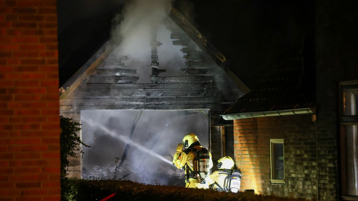 Garage in Midlum gaat in vlammen op