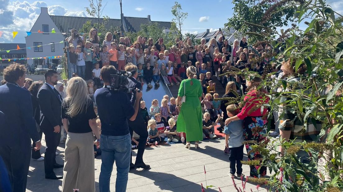 Koningin Máxima staat voor een klas van een Edese basisschool.