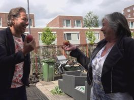Hij staat! Sander de Kramer legt alvast twee appels in de nieuwe blokhut van 'de moeder van Schiebroek'
