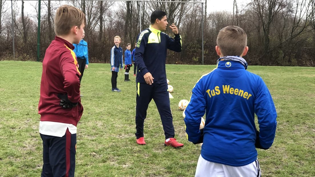 Cruz Vicente geeft aanwijzingen als jeugdtrainer van VV Nieuweschans