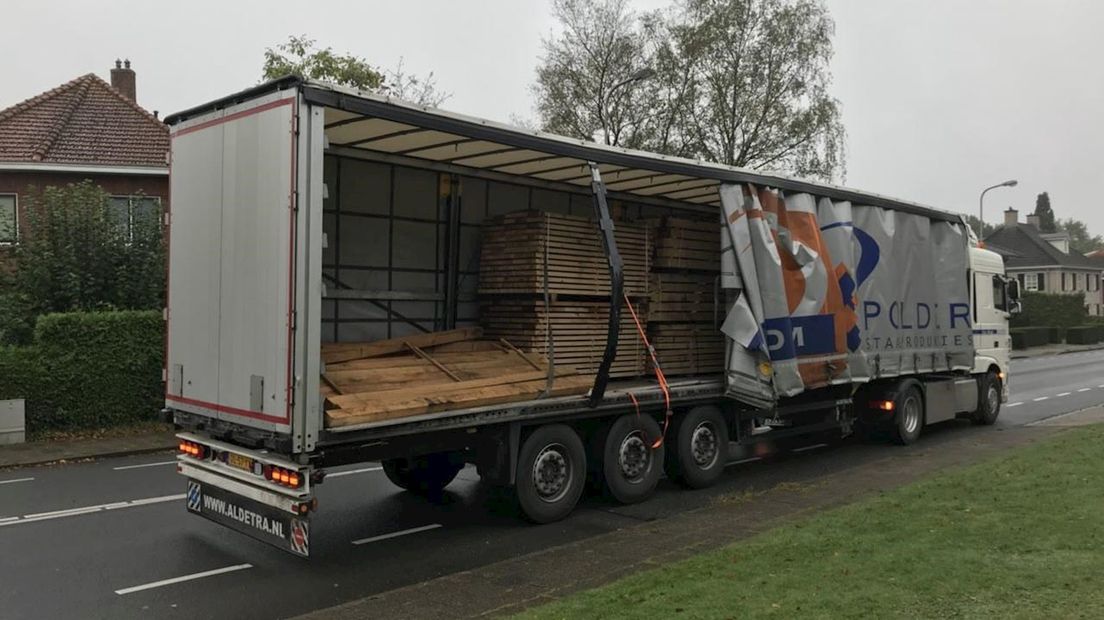 Vrachtwagen verliest balken op Sanne Weversrotonde Oldenzaal
