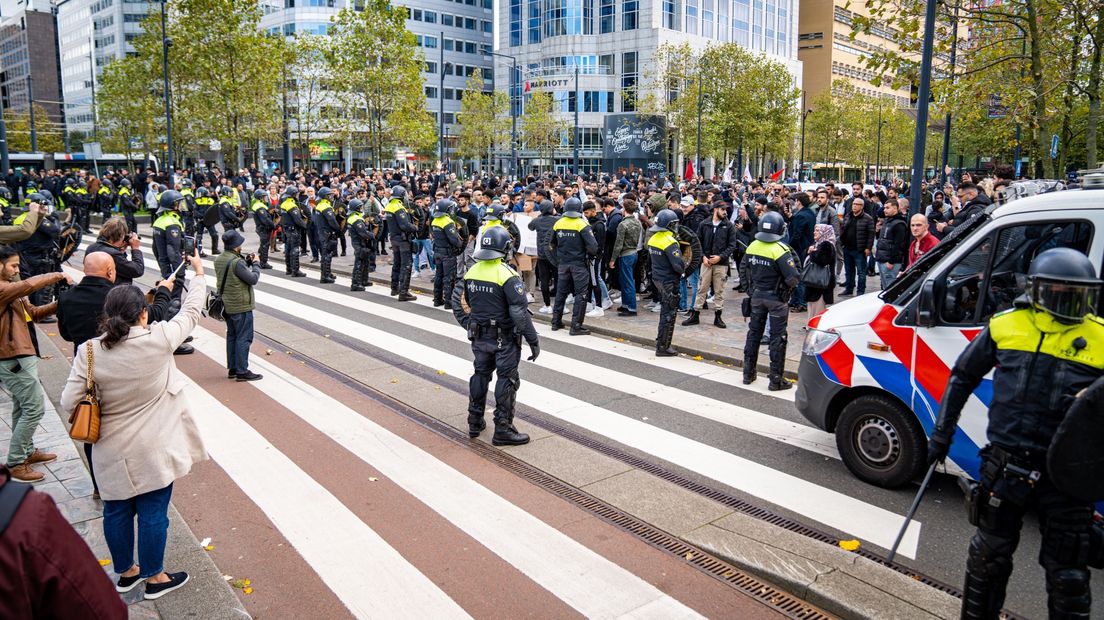 De politie houdt in Rotterdam demonstranten in de gaten die protesteren tegen de voorgenomen Koranverbranding door Pegida