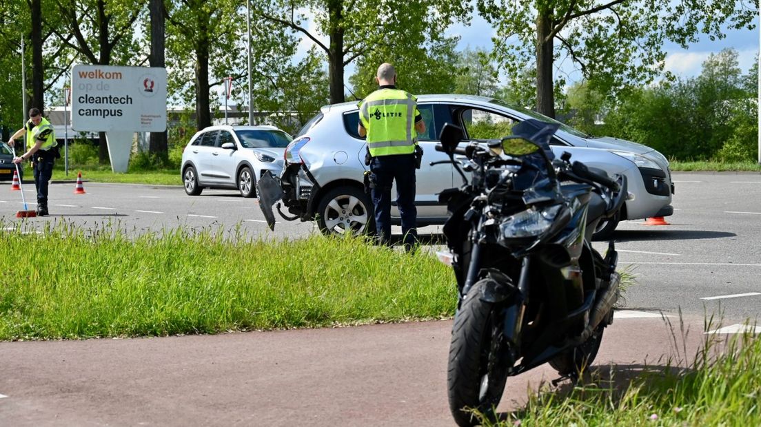 Een botsing tussen een motor en auto op de Westervoortsedijk.