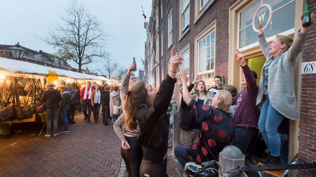 Studenten zingen en vieren feest op de Oude Singel in Leiden