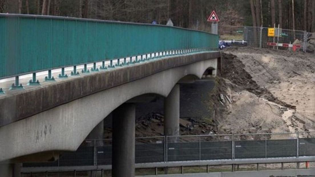 Het viaduct boven de A1.