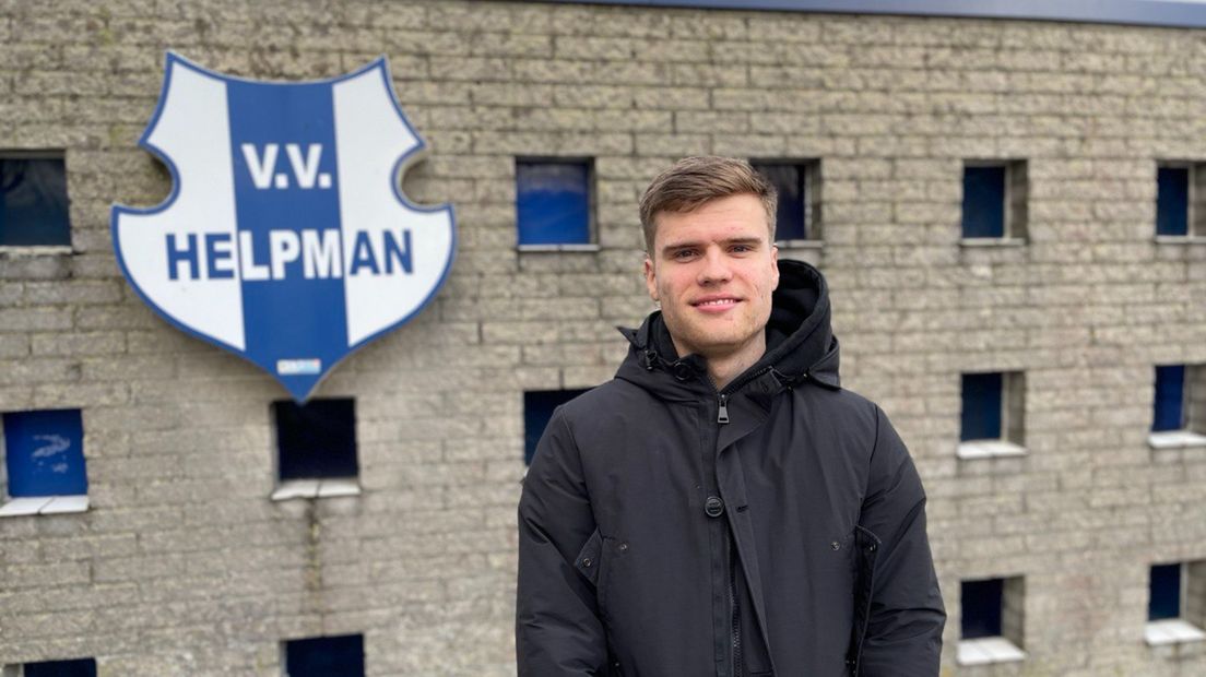 FC Groningen-speler Bjorn Meijer voor de kantine van VV Helpman