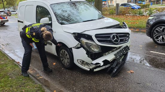 Bestuurder vlucht • auto botst op boom