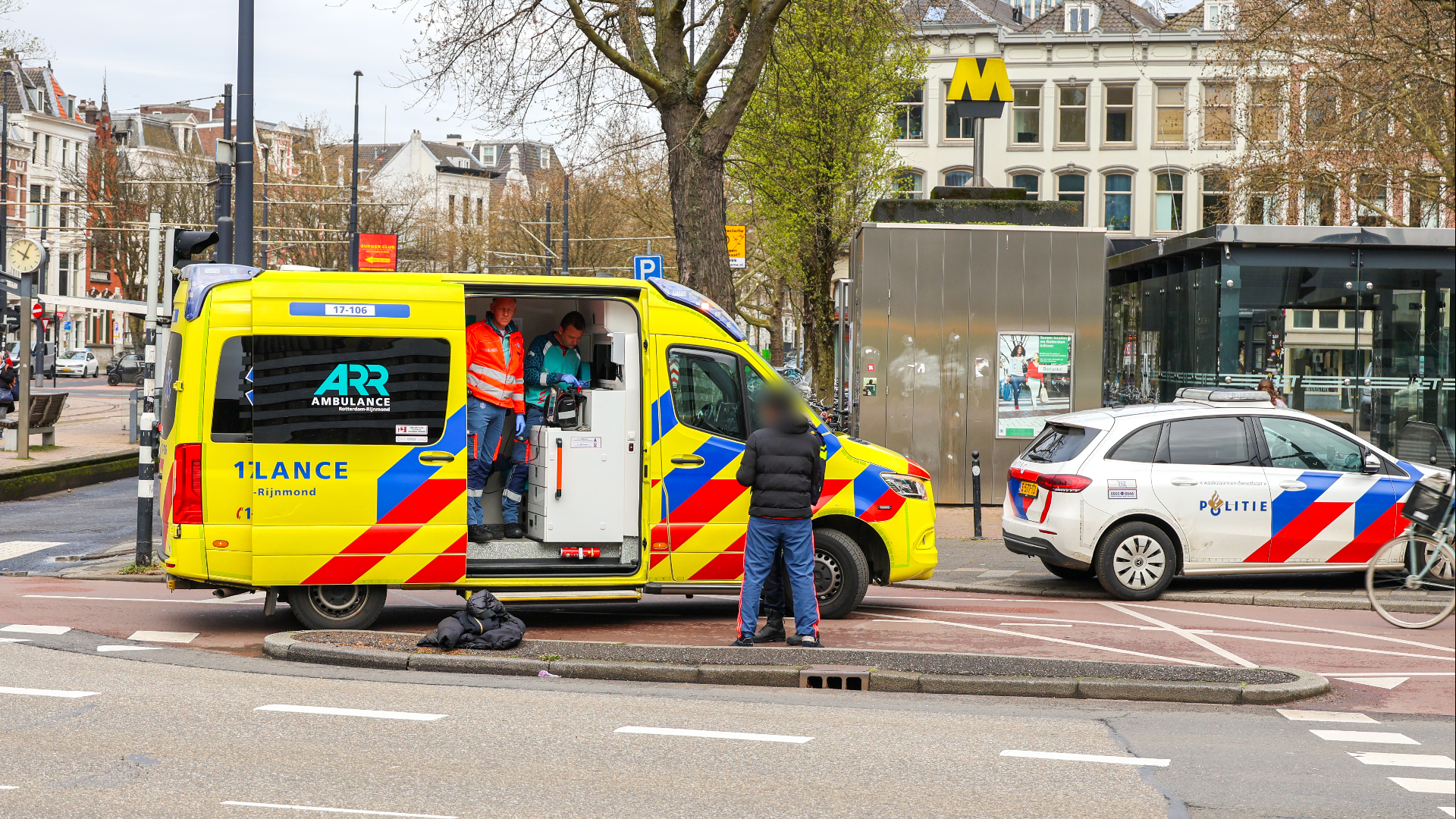 Bij de steekpartij raakte een man gewond, ook werd een verdachte aangehouden