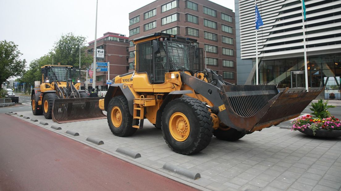 De politie heeft shovels bij de Tweede Kamer gezet