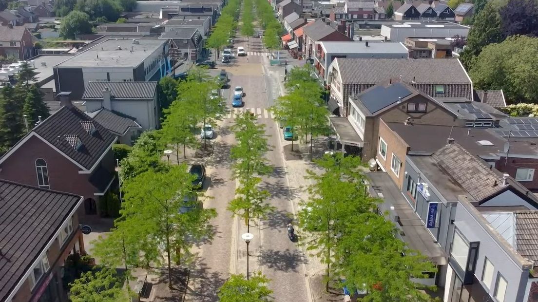 De vernieuwde Gronausestraat: het wegdek is iets breder geworden en op de kruispunten is een andere kleur klinkersteen aangebracht.