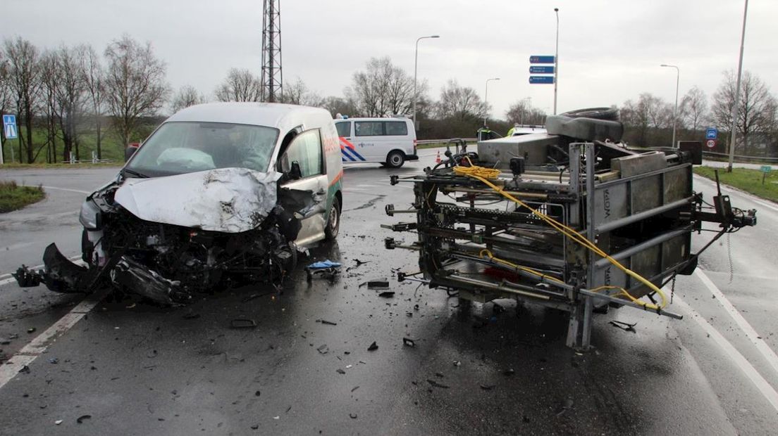 Ravage oprit A1 bij Holten door aanrijding tussen vrachtwagen en bestelbus