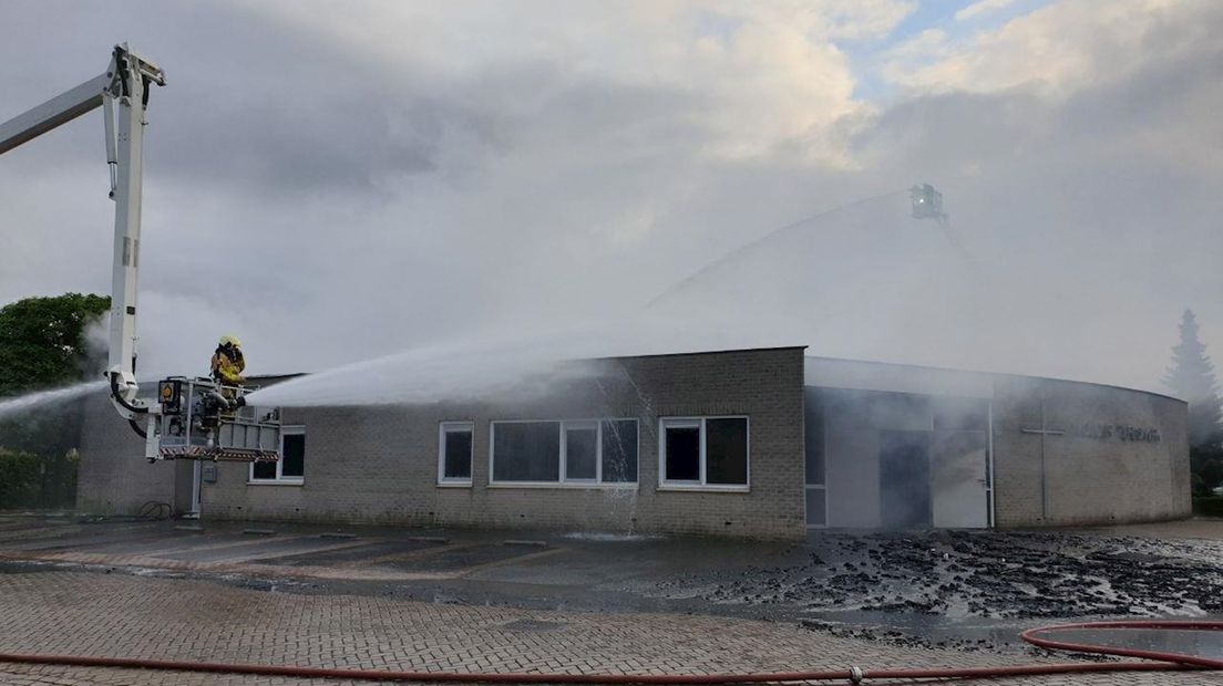 Uitslaande brand verwoest Moeder Teresakerk in Hengelo