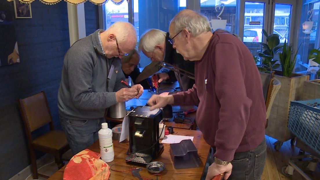 Het Repair Café in Emmen repareert spullen (Rechten: RTV Drenthe/Jeroen Willems)