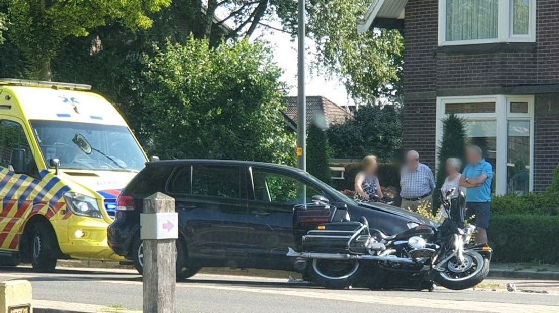 Motorrijder naar ziekenhuis na aanrijding Bornerbroek