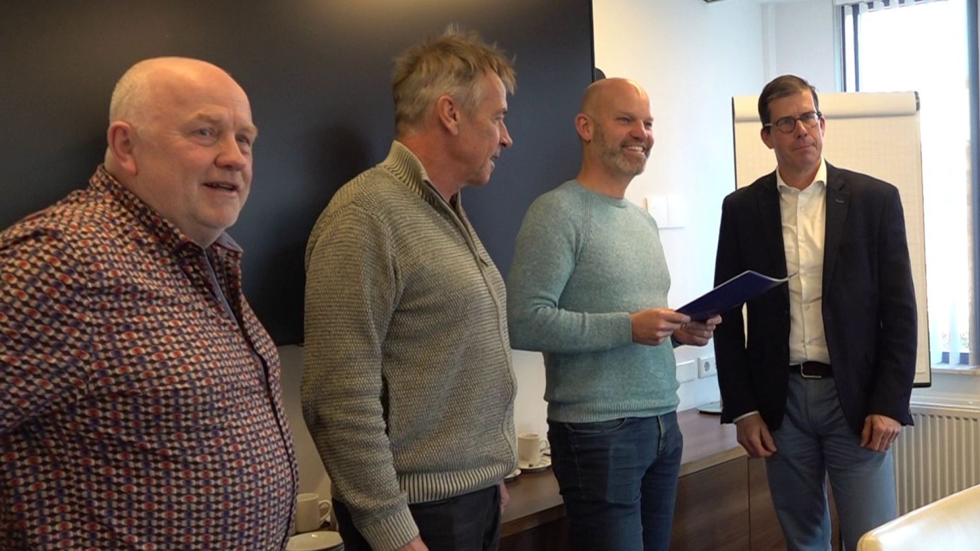 De petitie wordt overhandigd.