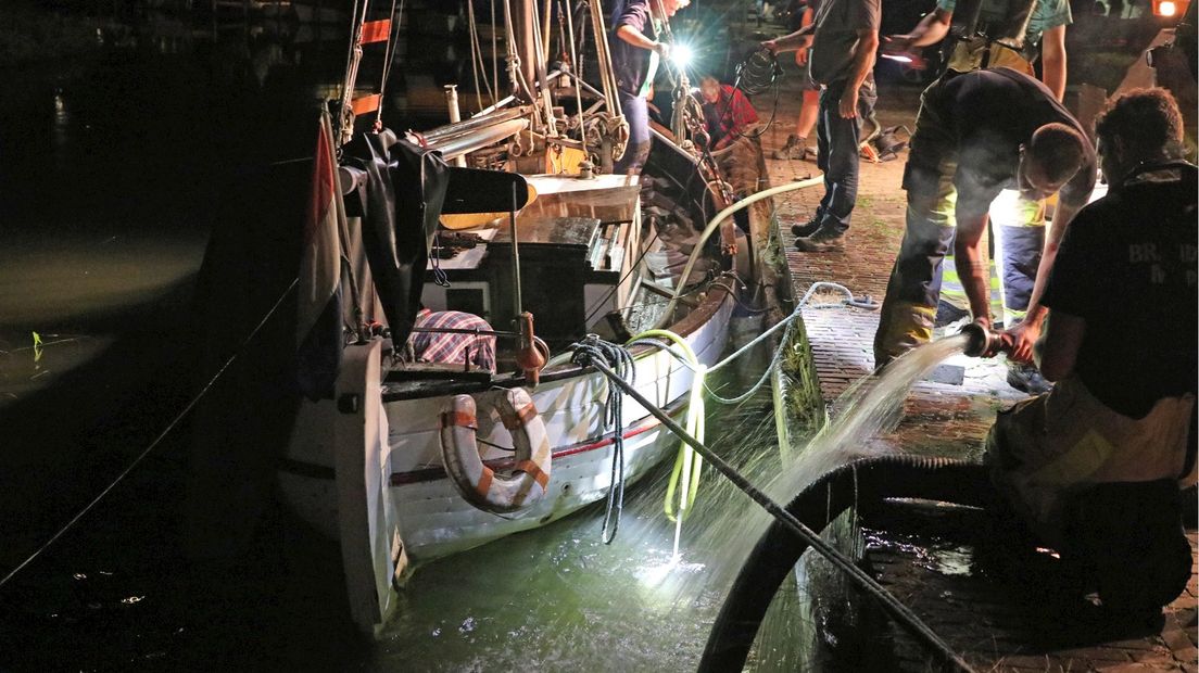 Zinkende houten boot gered door omwonenden en brandweer in Blokzijl