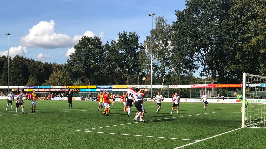 ACV bestookt de goal van CSV. Marco van der Heide (10) scoorde 3 keer, maar kopt hier over (Rechten: RTV Drenthe)