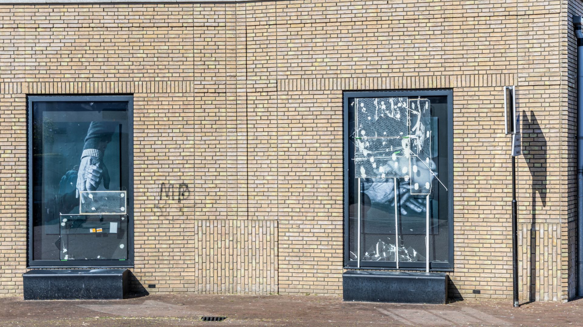 Vernielingen bij kerk en winkelcentrum Mijdrecht